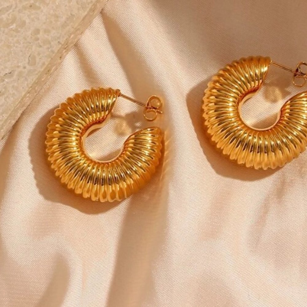 NEW 18K GOLD CHUNKY HOOP EARRINGS - Picture 3 of 6
